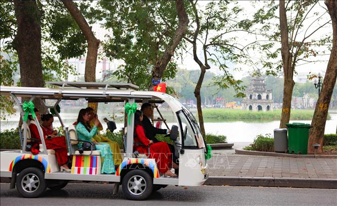 The route traverse through iconic streets, including streets in Hanoi's Old Quarter. VNA Photo: Thanh Tùng