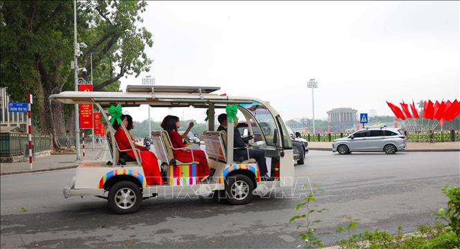 The Dong Xuan JSC offer free rides along the route. VNA Photo: Thanh Tùng. VNA Photo: Thanh Tùng