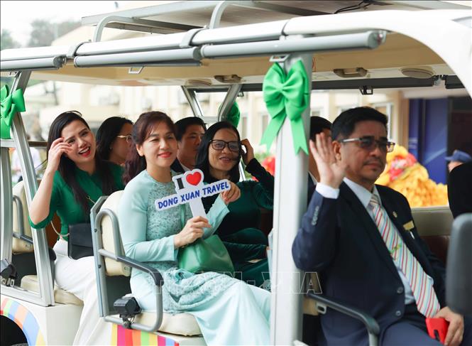 The route demonstrates the determination of Hanoi city and the dedication of businesses to reduce greenhouse gas emissions, protect the environment, and stimulate commercial activities and local tourism economy. VNA Photo: Thanh Tùng