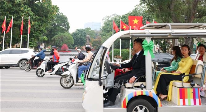 The route demonstrates the determination of Hanoi city and the dedication of businesses to reduce greenhouse gas emissions, protect the environment, and stimulate commercial activities and local tourism economy. VNA Photo: Thanh Tùng