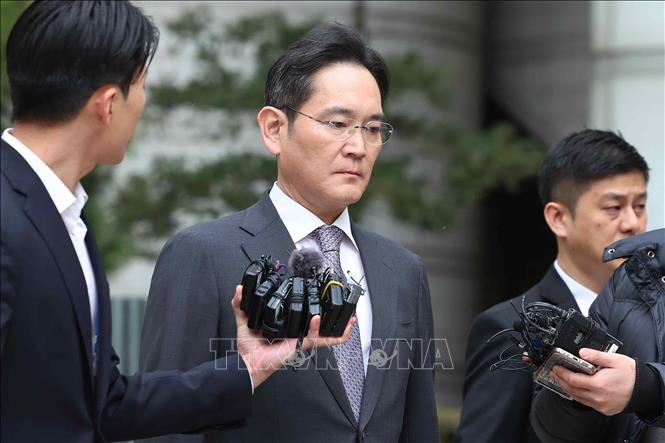 Chủ tịch Tập đoàn điện tử Samsung Lee Jae-yong (giữa) rời Tòa án quận trung tâm Seoul, Hàn Quốc, ngày 5/2/2024. Ảnh: Yonhap/TTXVN