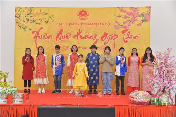 Vietnamese children in India sing at the Lunar New Year get-together organized by the Vietnamese Embassy in India. VNA Photo: Ngọc Thúy