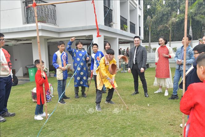 Vietnamese children play traditional game of 