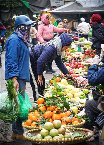 Mua bán hoa quả tươi tại chợ Thanh Hà (Hà Nội). Ảnh: Khánh Hoà - TTXVN