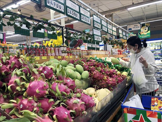 Người tiêu dùng Thành phố Hồ Chí Minh chọn mua hoa quả tại siêu thị. Ảnh: Mỹ Phương - TTXVN