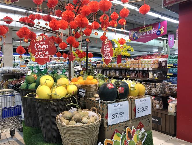 Sản phẩm trái cây phục vụ Tết tại siêu thị Thành phố Hồ Chí Minh. Ảnh: Mỹ Phương - TTXVN