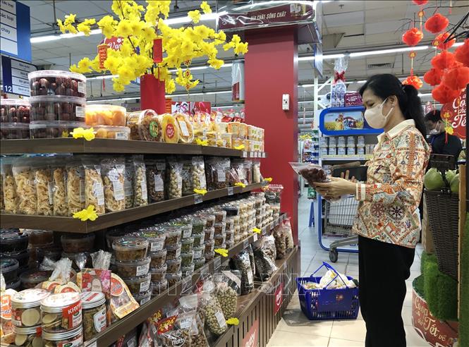 Người dân Thành phố Hồ Chí Minh mua sắm mứt Tết. Ảnh: Mỹ Phương - TTXVN