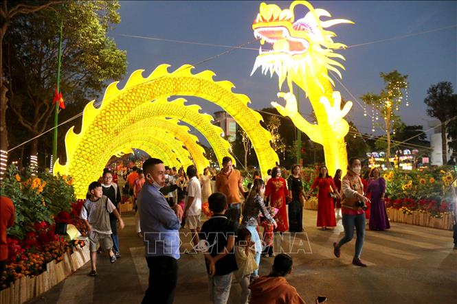Rồng uốn lượn dài 144 mét tại đường hoa Phan Thiết Xuân Giáp Thìn 2024. Ảnh: Nguyễn Thanh - TTXVN