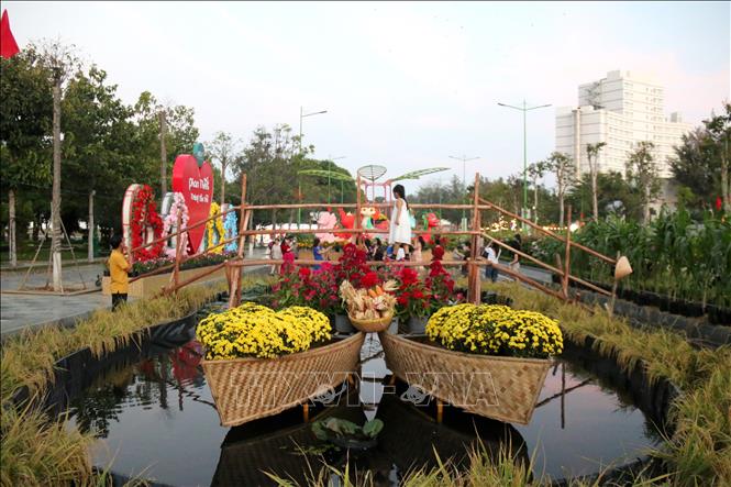 Tiểu cảnh tái hiện đồng quê Việt Nam tại đường hoa Phan Thiết Xuân Giáp Thìn 2024. Ảnh: Nguyễn Thanh - TTXVN