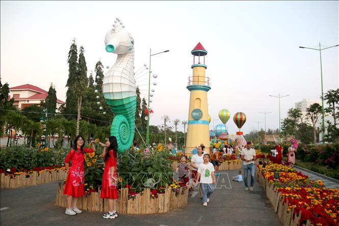 Tiểu cảnh gắn liền vùng biển Bình Thuận tại đường hoa Phan Thiết Xuân Giáp Thìn 2024. Ảnh: Nguyễn Thanh - TTXVN