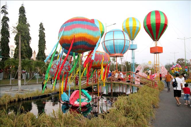 Tiểu cảnh tái hiện đồng quê Việt Nam tại đường hoa Phan Thiết Xuân Giáp Thìn 2024. Ảnh: Nguyễn Thanh - TTXVN