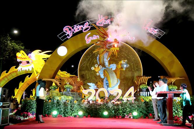 Linh vật đường hoa Phan Thiết Xuân Giáp Thìn 2024. Ảnh: Nguyễn Thanh - TTXVN