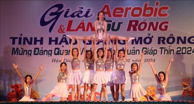 Phần thi nhảy Aerobic của đội thi trong tỉnh Hậu Giang. Ảnh: Nguyễn Hằng - TTXVN