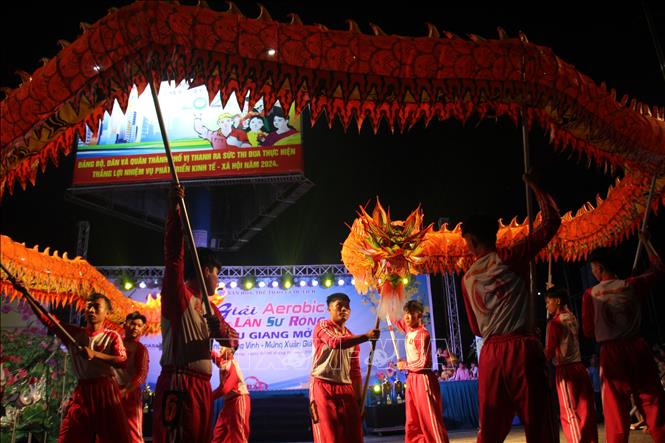 Phần thi múa rồng ấn tượng, thu hút đông đảo người xem. Ảnh: Nguyễn Hằng - TTXVN