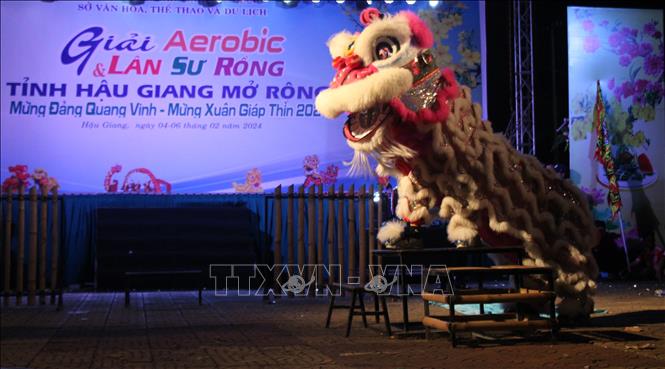 Đội thi tranh tài ở nội dung Địa Bửu. Ảnh: Nguyễn Hằng - TTXVN