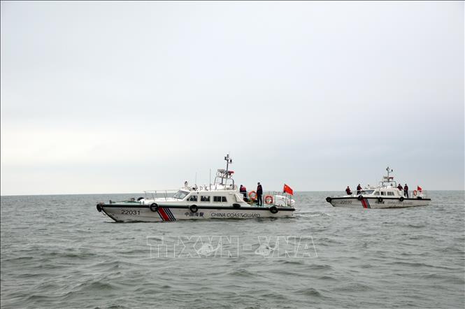 The Vietnamese and Chinese coast guard forces conduct a joint patrol in the border maritime area between Mong Cai City, the northern province of Quang Ninh and Dongxing city, Guangxi province of China on February 5. Photo by courtesy/VNA

