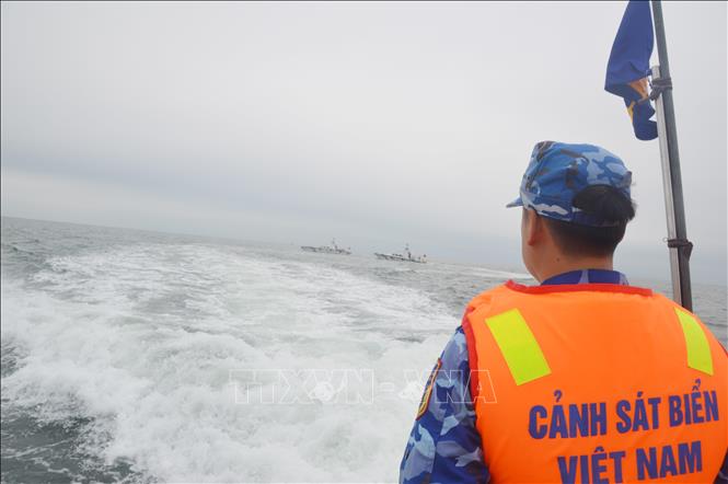 The Vietnamese and Chinese coast guard forces conduct a joint patrol in the border maritime area between Mong Cai City, the northern province of Quang Ninh and Dongxing city, Guangxi province of China on February 5. Photo by courtesy/VNA