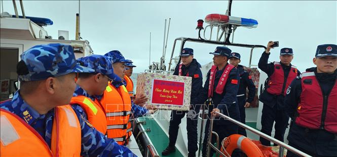 The Vietnamese coast guard delivers Tet gifts from the Vietnam Coast Guard Comman, to officials and staff of the China Coast Guard. Photo by courtesy/VNA