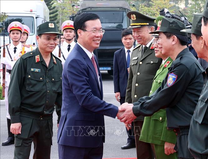 President Vo Van Thuong on February 5 visits the Mobile Police High Command under the Ministry of Public Security and inspects their combat readiness on the occasion of the Lunar New Year Festival. VNA Photo: Thống Nhất