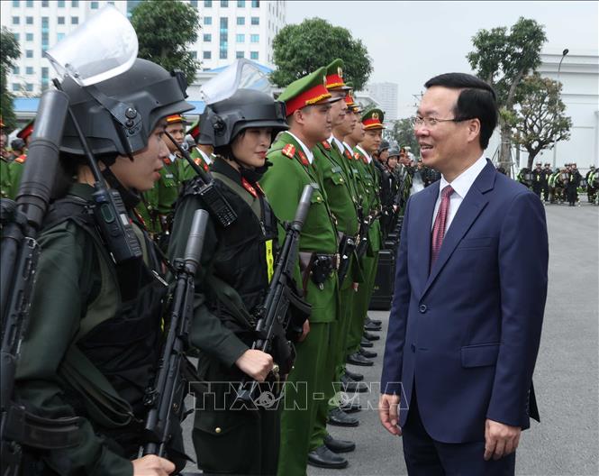 President Vo Van Thuong on February 5 visits the Mobile Police High Command under the Ministry of Public Security and inspects their combat readiness on the occasion of the Lunar New Year Festival. VNA Photo: Thống Nhất