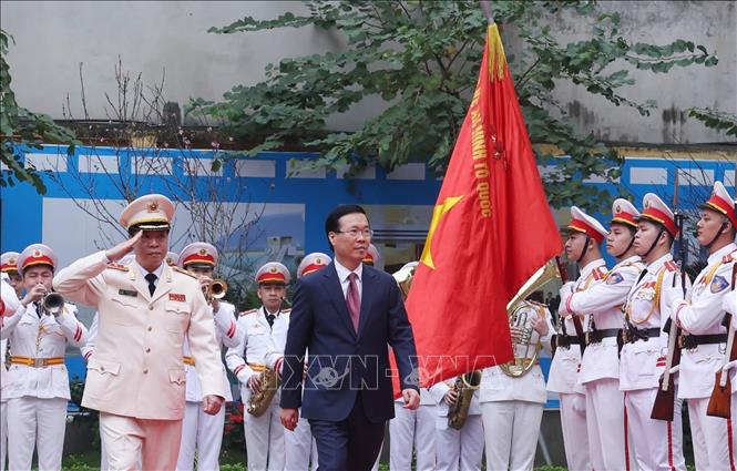 President Vo Van Thuong on February 5 visits the Guard High Command under the Ministry of Public Security and inspects their combat readiness on the occasion of the Lunar New Year Festival. VNA Photo: Thống Nhất