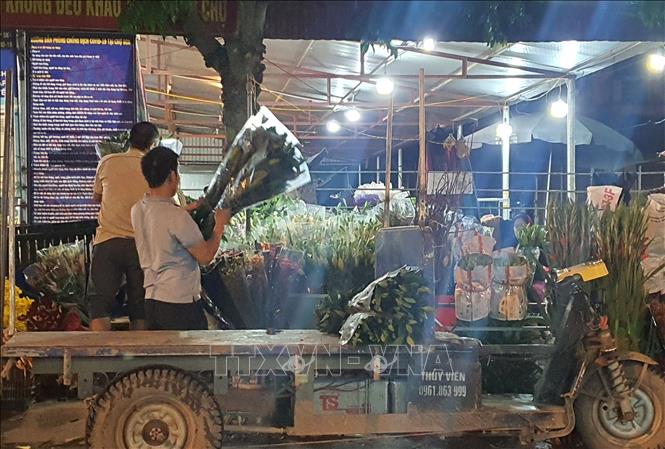 Cơ sở buôn bán hoa tươi tại chợ hoa Mê Linh (Hà Nội).  Ảnh: Nguyễn Trọng Lịch- TTXVN


