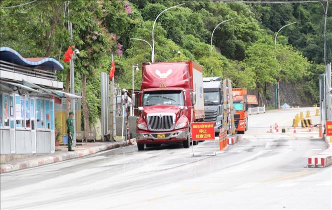 Import and export of goods through the Huu Nghi International Border Gate. VNA Photo: Quang Duy