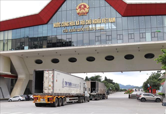 Import and export of goods through the Huu Nghi International Border Gate. VNA Photo: Quang Duy