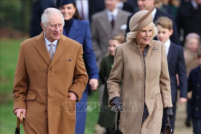Vua Anh Charles III (trái) và Hoàng hậu Camilla tới dự lễ Giáng sinh Hoàng gia tại nhà thờ St Mary ở Sandringham, ngày 25/12/2023. Ảnh: AFP/TTXVN