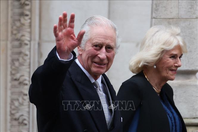 Vua Anh Charles III (trái) rời khỏi bệnh viện ở London, ngày 29/1/2024. Ảnh: AFP/TTXVN
