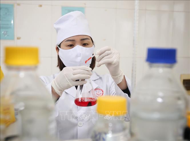 Xét nghiệm về bệnh phẩm, thực phẩm, môi trường nước, khí... tại Trung tâm CDC Bắc Giang. Ảnh: Danh Lam -TTXVN