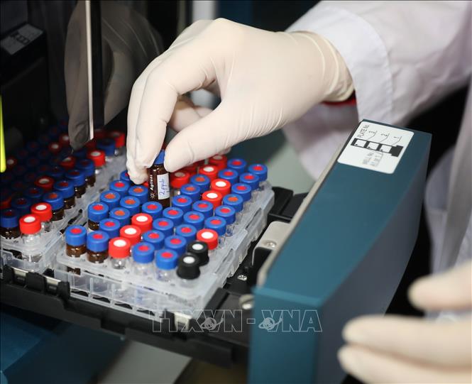 Sử dụng các thiết bị hiện đại để xét nghiệm về bệnh phẩm, thực phẩm, môi trường nước, khí...tại Trung tâm CDC Bắc Giang. Ảnh: Danh Lam -TTXVN