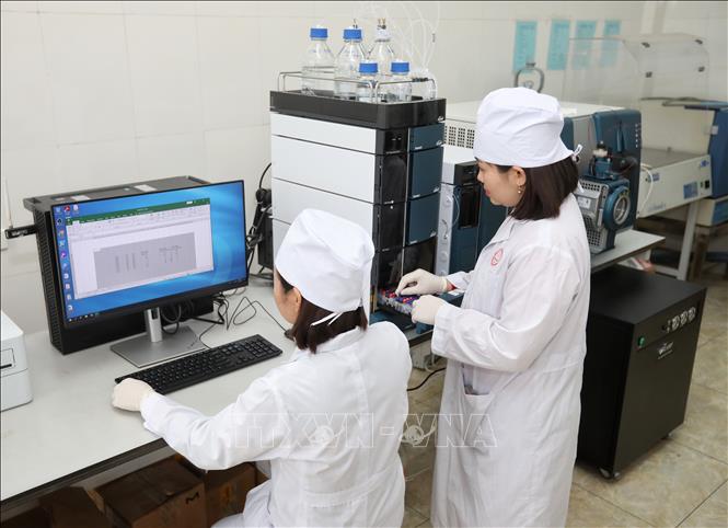 Sử dụng các thiết bị hiện đại để xét nghiệm về bệnh phẩm, thực phẩm, môi trường nước, khí...tại Trung tâm CDC Bắc Giang. Ảnh: Danh Lam -TTXVN