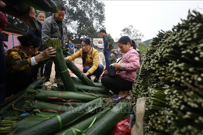 Lá dong để gói bánh chưng được bày bán nhiều trong phiên chợ Nủa cuối năm. Ảnh: Minh Quyết – TTXVN