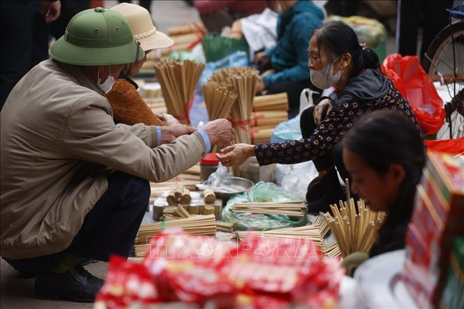 Người dân mua sắm chuẩn bị cho Tết cổ truyền. Ảnh: Minh Quyết - TTXVN