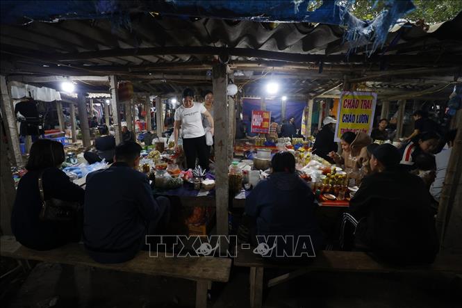 Khu hàng ăn khá đông khách trong phiên cuối năm. Ảnh: Minh Quyết – TTXVN