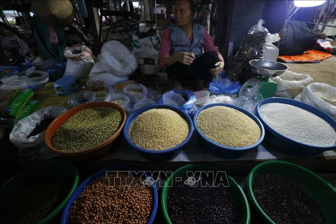 Các mặt hàng đồ khô phục vụ Tết được bày bán nhiều hơn phiên chợ ngày thường. Ảnh: Minh Quyết – TTXVN
