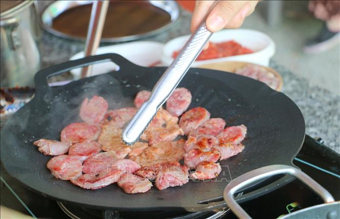 Những món ăn truyền thống của đồng bào Chăm An Giang luôn ngon khó cưỡng và chiều lòng được tất cả những thực khách khó tính nhất. Ảnh: Công Mạo-TTXVN