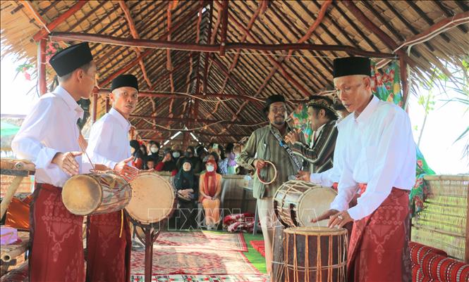 Trải nghiệm các hoạt động ca múa nhạc truyền thống của đồng bào Chăm An Giang tại chợ quê “Làng Chăm Đa Phước”. Ảnh: Công Mạo-TTXVN