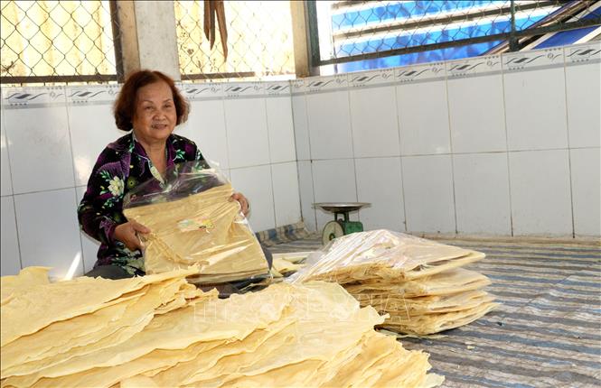 Các lá tàu hũ được đóng gói cẩn thận trước khi giao đến khách hàng. Ảnh: Lê Thúy Hằng – TTXVN
