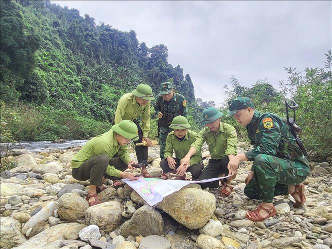 Cán bộ Ban Quản lý rừng phòng hộ Hương Khê phối hợp với lực lượng biên phòng kiểm tra, bảo vệ rừng tại khu vực biên giới. Ảnh: TTXVN phát