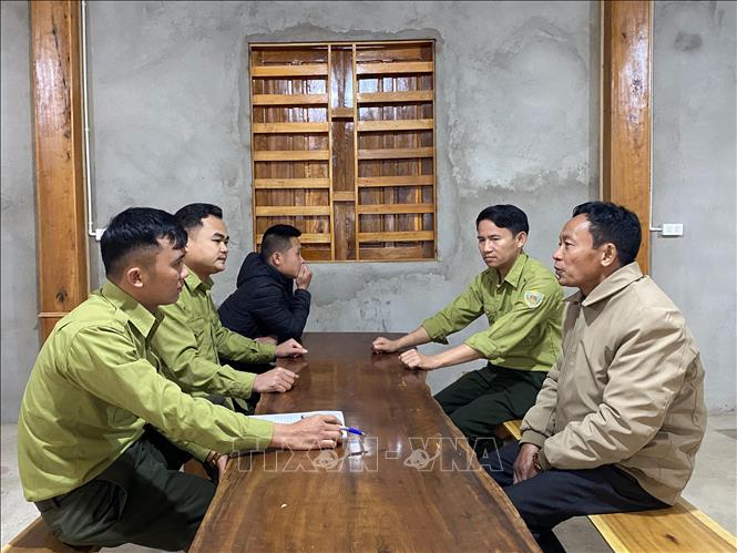 Cán bộ Ban Quản lý rừng phòng hộ Hương Khê (Hà Tĩnh) tuyên truyền, vận động người dân chấp hành các quy định về bảo vệ rừng. Ảnh: Hữu Quyết – TTXVN