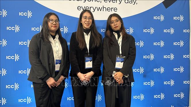 Three students of the Diplomatic Academy of Vietnam are attending the 19th ICC International Commercial Mediation Competition at the headquarters of the International Chamber of Commerce in Paris, France from February 5-10. VNA Photo: Ngọc Hiệp