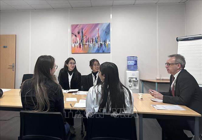 Three students of the Diplomatic Academy of Vietnam are attending the 19th ICC International Commercial Mediation Competition (ICCMC-19) at the headquarters of the International Chamber of Commerce in Paris, France from February 5-10. VNA Photo: Ngọc Hiệp