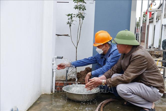 Đường ống cung cấp nước sạch được lắp đặt cho các hộ gia đình tại xã Minh Châu. Ảnh: Minh Quyết – TTXVN