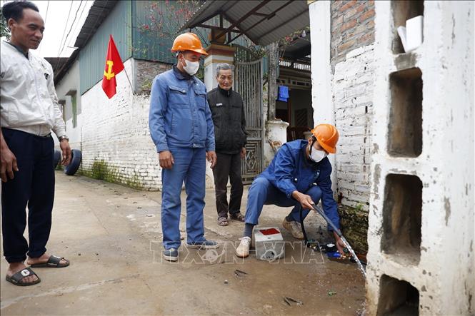 Đường ống cung cấp nước sạch được lắp đặt cho các hộ gia đình tại xã Minh Châu. Ảnh: Minh Quyết – TTXVN