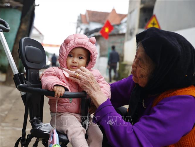 Niềm vui của người dân xã Minh Châu khi Tết đến, Xuân về. Ảnh: Minh Quyết - TTXVN