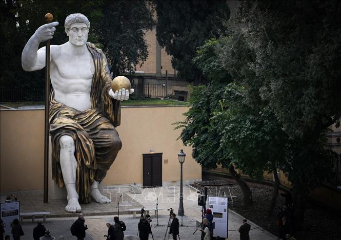 Bức tượng Hoàng đế Constantine được trưng bày tại vườn hồng bên Bảo tàng Capitoline ở Rome, Italy, ngày 6/2/2024. Ảnh: AFP/TTXVN