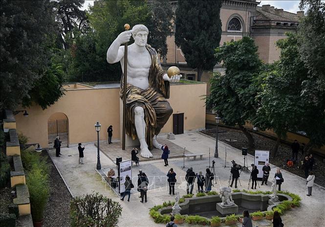 Bức tượng Hoàng đế Constantine được trưng bày tại vườn hồng bên Bảo tàng Capitoline ở Rome, Italy, ngày 6/2/2024. Ảnh: AFP/TTXVN