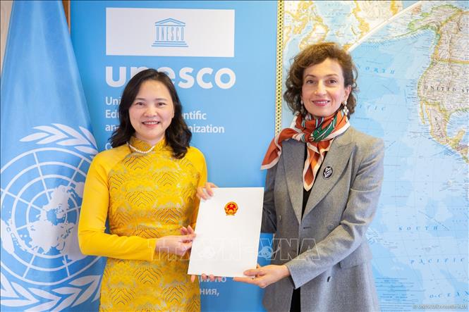 Đại sứ, Đại diện thường trực Việt Nam bên cạnh UNESCO Nguyễn Thị Vân Anh (trái) trình Thư Uỷ nhiệm của Chủ tịch nước lên Tổng Giám đốc UNESCO Audrey Azoulay. Ảnh :TTXVN phát